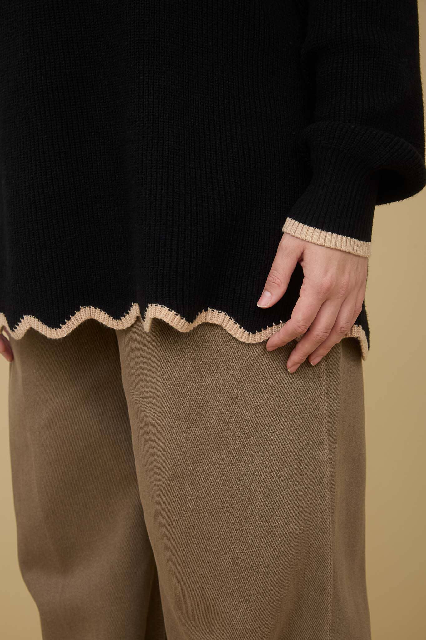 Scallop Trim Knit Sweater / Black